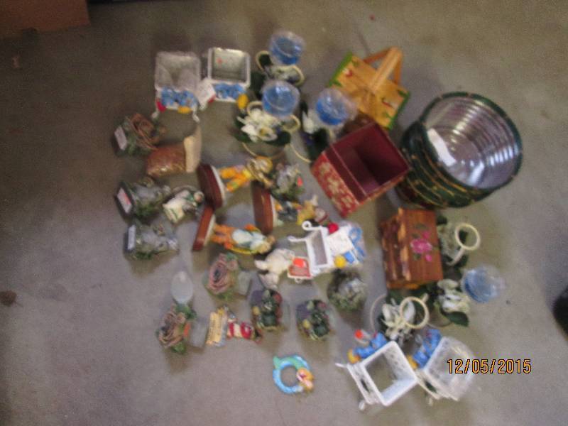 mixed lot of wooden baskets, glass ...