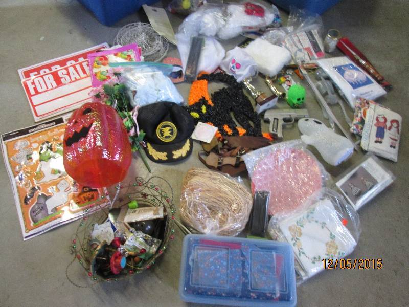 mixed lot of holloween dcor, hous...