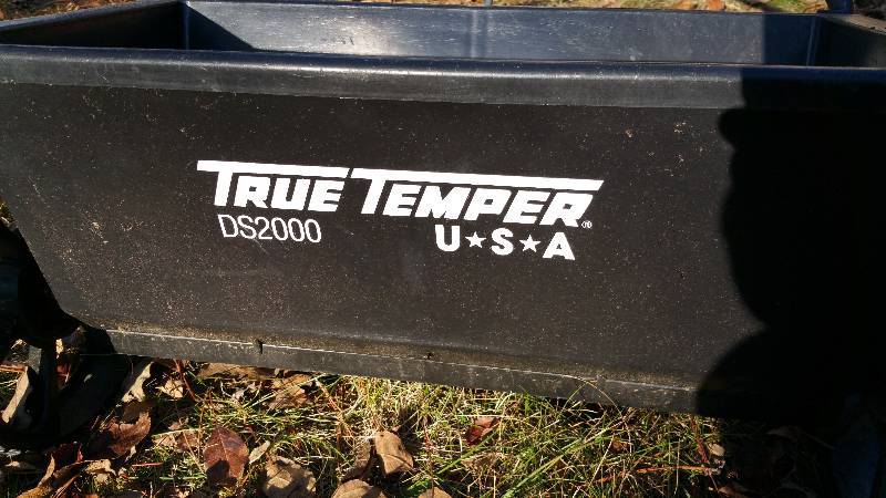 lot 18 image: True Temper fertilizer Spreader