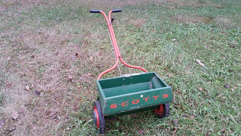 lot 36 image: Scotts Seeder Spreader