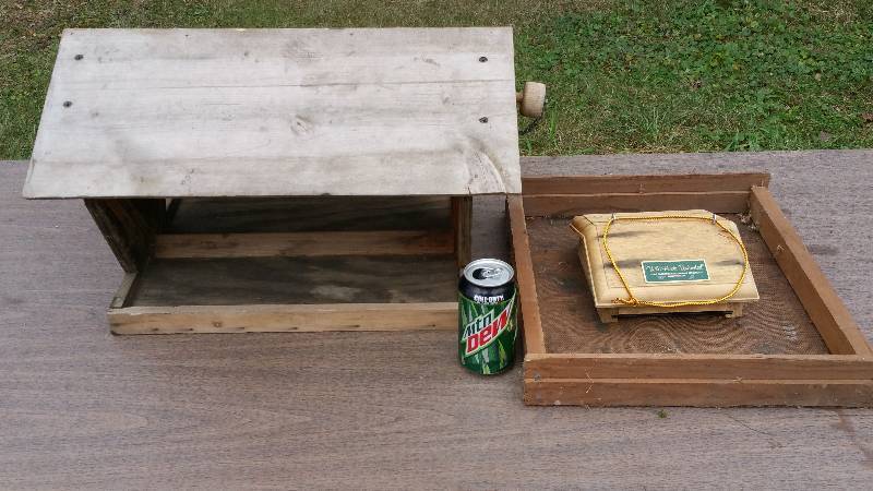 lot 48 image: 3 Piece Bird Feeder