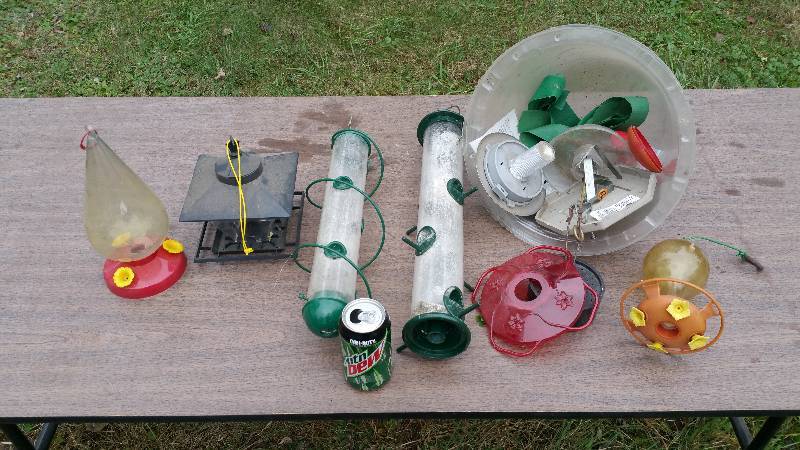 lot 50 image: Bird Feeder Lot