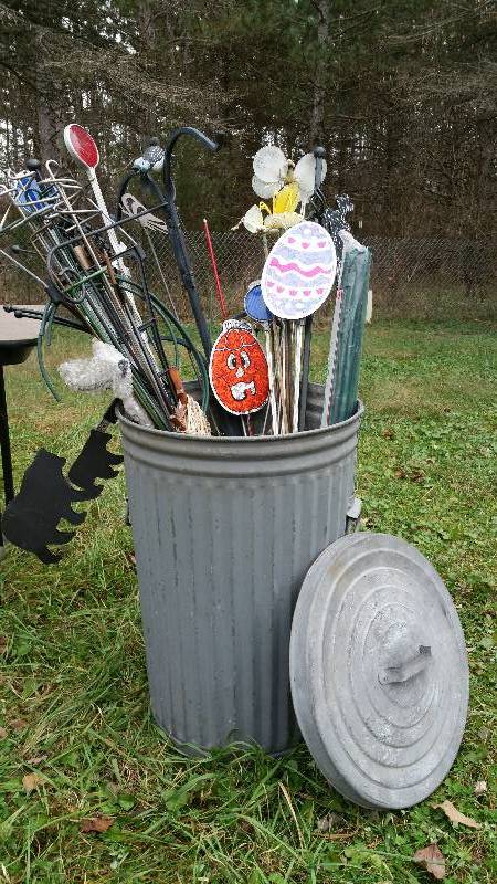lot 51 image: Yard Decorations