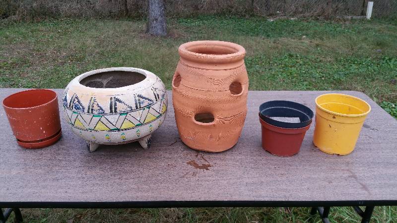 lot 59 image: Decorative Pots