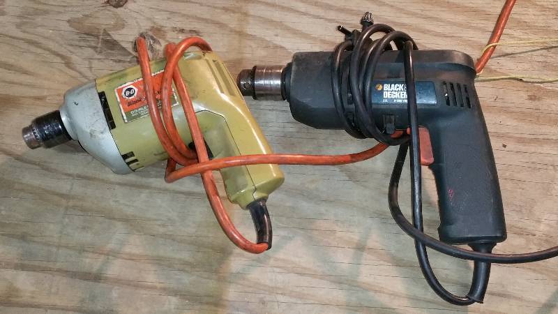 lot 264 image: 2 Black And Decker Drills