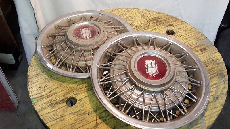 lot 189 image: 2 Spoked Hubcaps