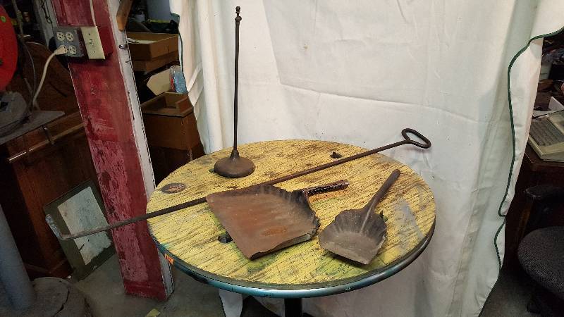 lot 199 image: Dustpan Hay Hook
