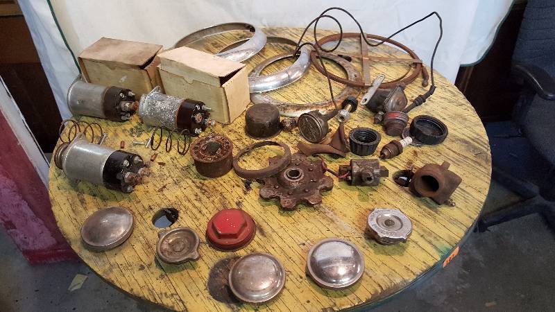 lot 215 image: SoenoidMisc. Auto Parts