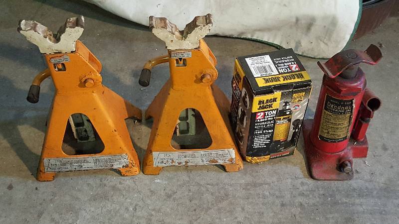 lot 238 image: (3) 3 Ton Jack Stands & (1) 2 Ton Jack Stand