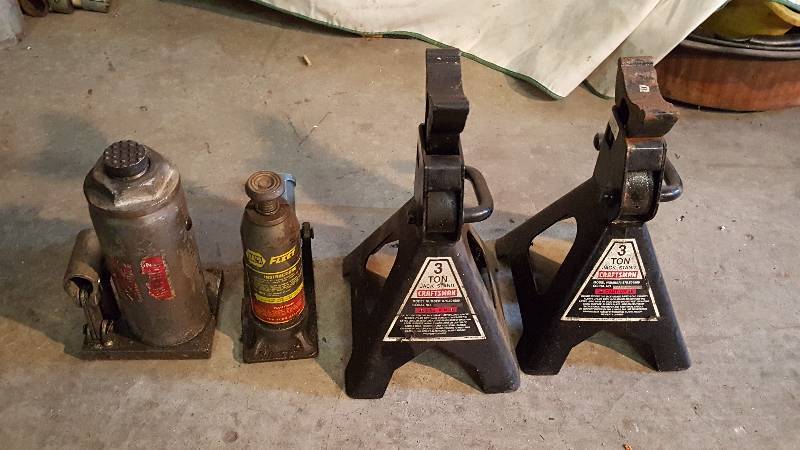 lot 239 image: (2) 3 Ton Jack Stands & (2) Unkown Jack Stands