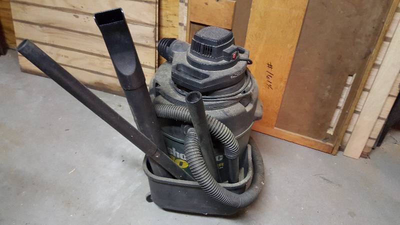 lot 252 image: 10 Gallon Shop Vac w Accessories