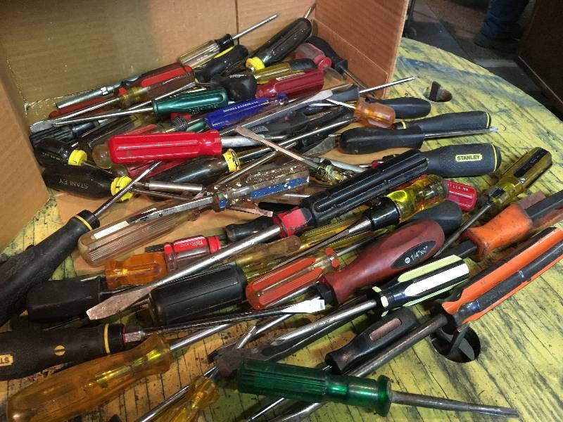 lot 82 image: Screw Drivers