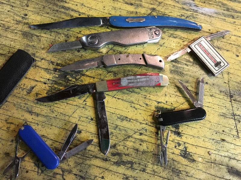 lot 98 image: Pocket Knifes
