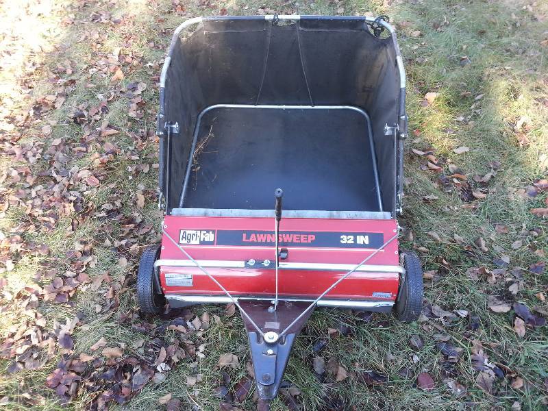 lot 6 image: Agri Fab 32 Lawn  Sweeper