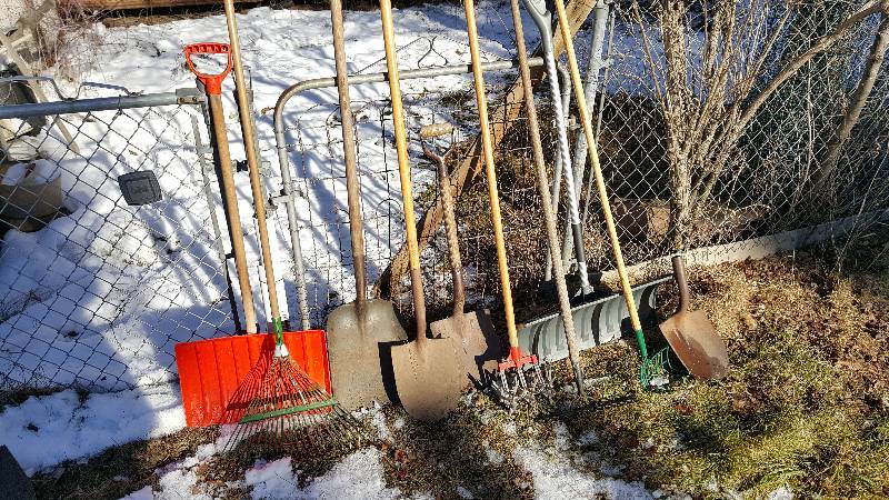 lot 295 image: Snow Shovels, Rakes, Shovels, Etc