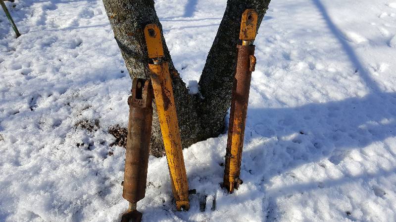 lot 300 image: Group fo (3) Hydraulic Pistons