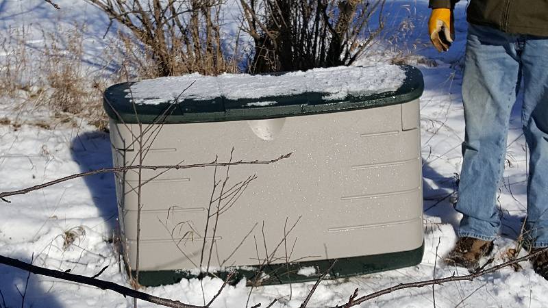 lot 305 image: Large Rubbermaid Storage Bin