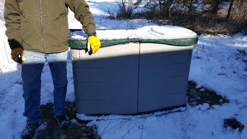 lot 309 image: Large Rubbermaid Storage Bin - Locking