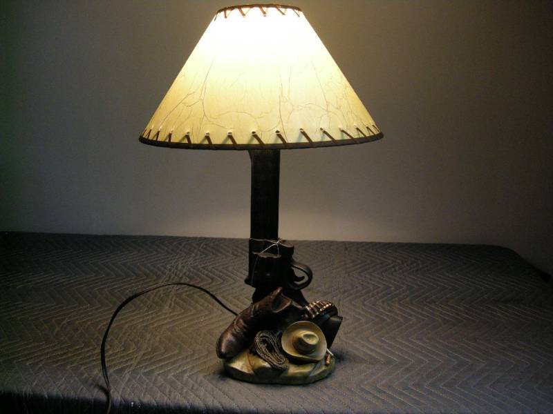 Western 6-shooter Lamp