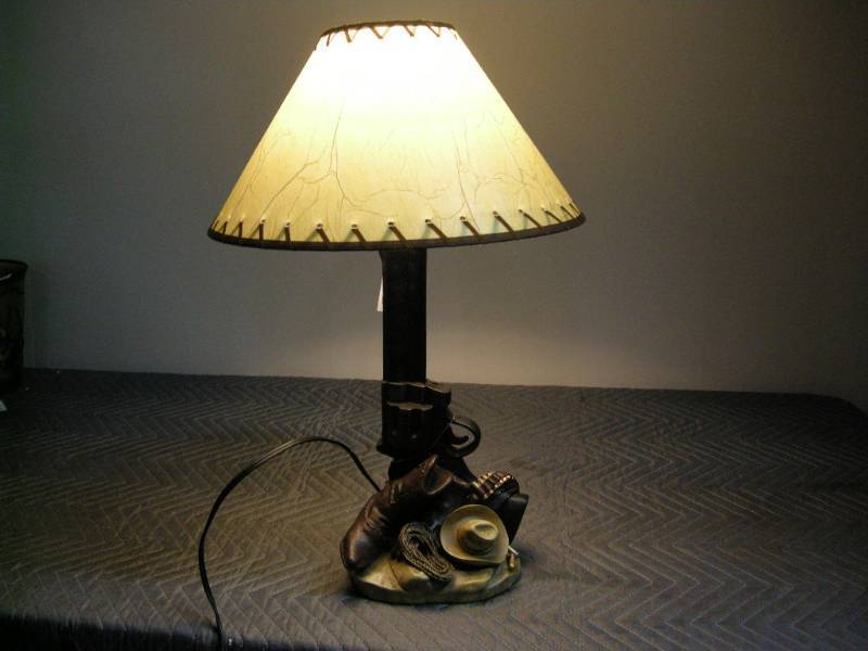Western 6-shooter Lamp