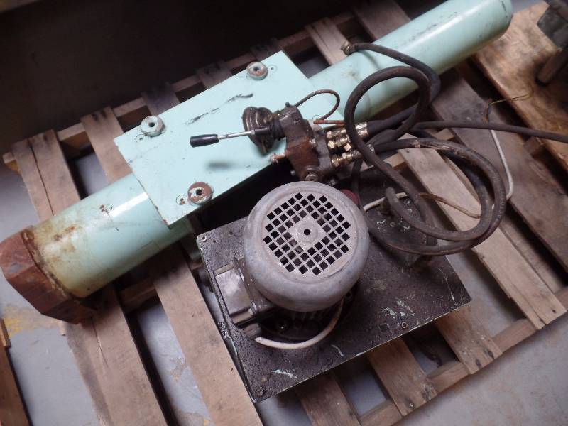 lot 14 image: Hydraulic Pump and Cylinder