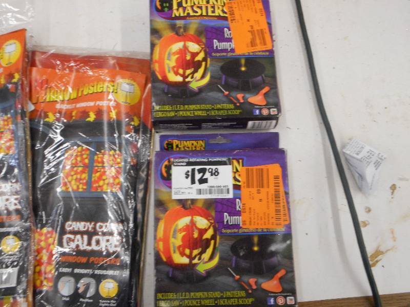 LOT OF HALLOWEEN DECORATIONS