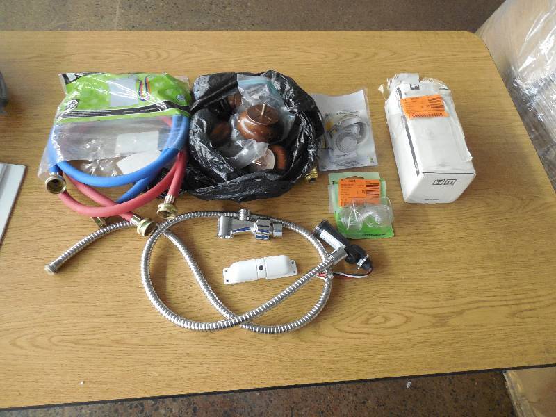 lot 6 image: HANDYMAN LOT OF GOODIES