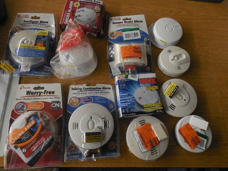 lot 13 image: SMOKE DETECTOR IN HOME IMPROVEMENT LOT