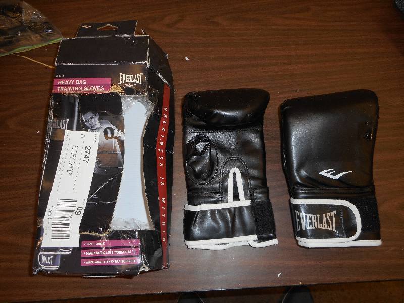 lot 42 image: EVERLAST MMA HEAVY BAG TRAINING GLOVES