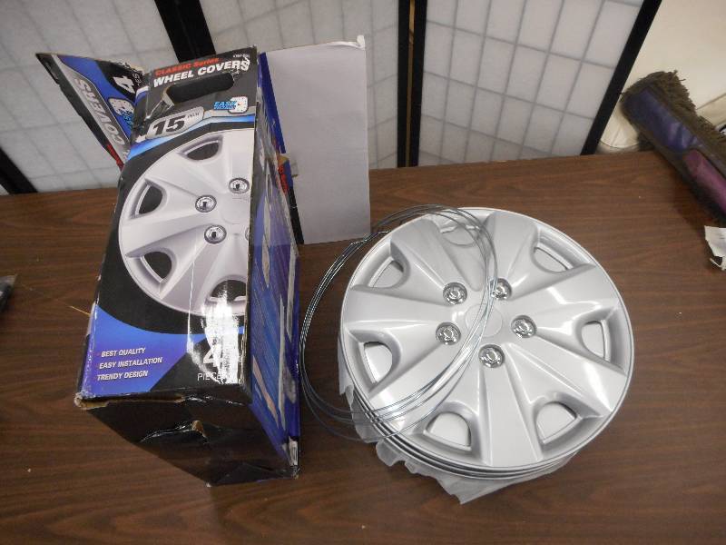 lot 46 image: SET OF 4 15 INCH WHEEL COVERS CLASSIC SERIES