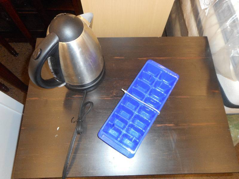 lot 71 image: TEA POT AND 2 ICE TRAYS