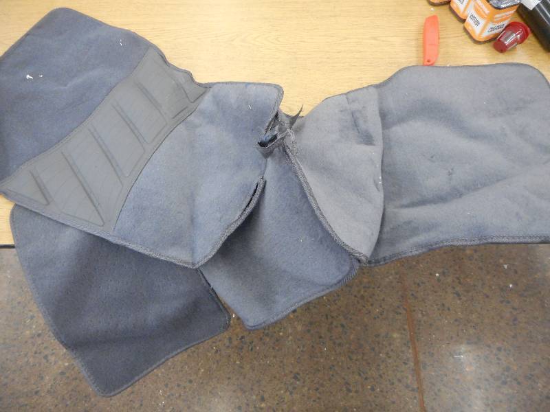 lot 99 image: SET OF 4 CAR FLOOR MATT SET