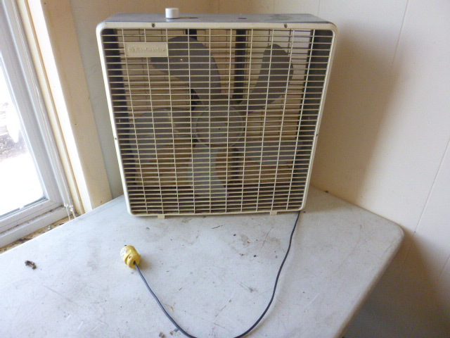 lot 14 image: Box Fan