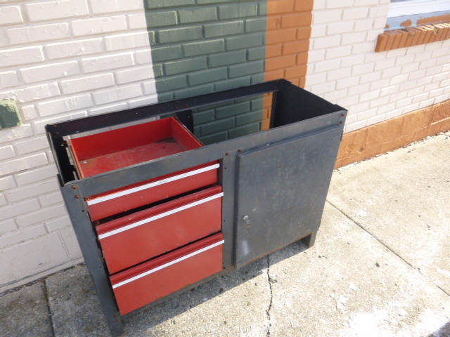 lot 30 image: Craftsman ToolboxWork Bench