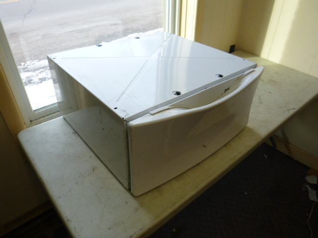 lot 61 image: WasherDryer Riser
