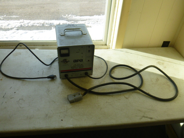 lot 73 image: APA 36 Volt Battery Charger