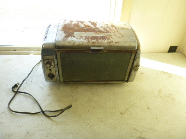 lot 75 image: Vintage Nesco Toaster Oven