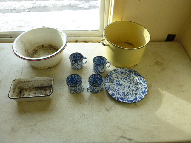 lot 86 image: Miscellaneous Enamel Items