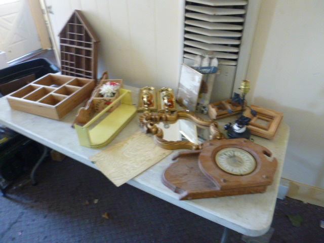 lot 146 image: Miscellaneous Home Decorations