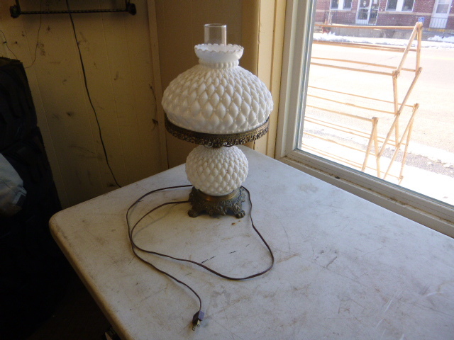 lot 165 image: Small Table Lamp