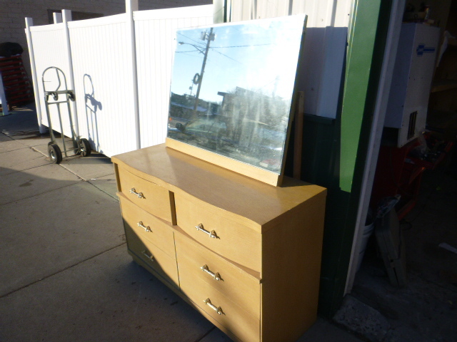 lot 186 image: Vintage Dresser