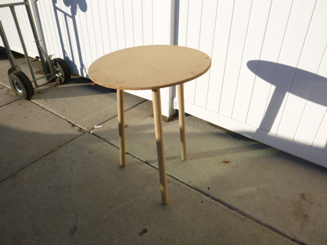 lot 187 image: Round Table