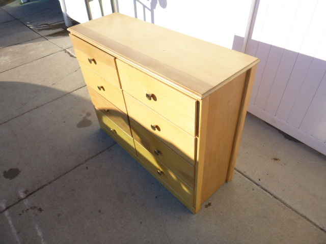 lot 188 image: 8 Drawer Dresser