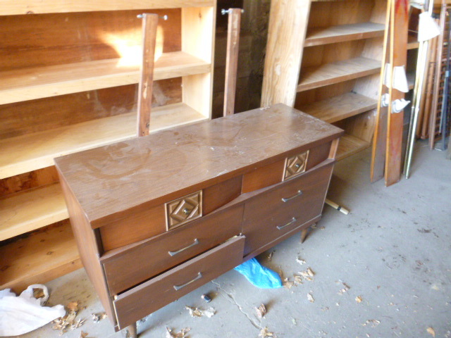 lot 191 image: Small Dresser