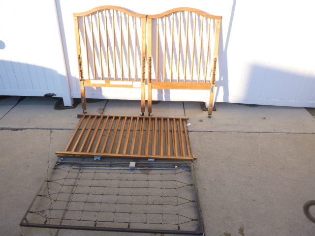lot 199 image: Simmons Crib