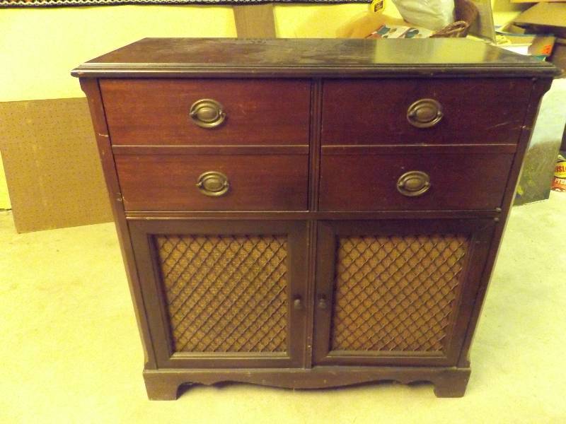 Vintage Cabinet Style Record PlayerRadio