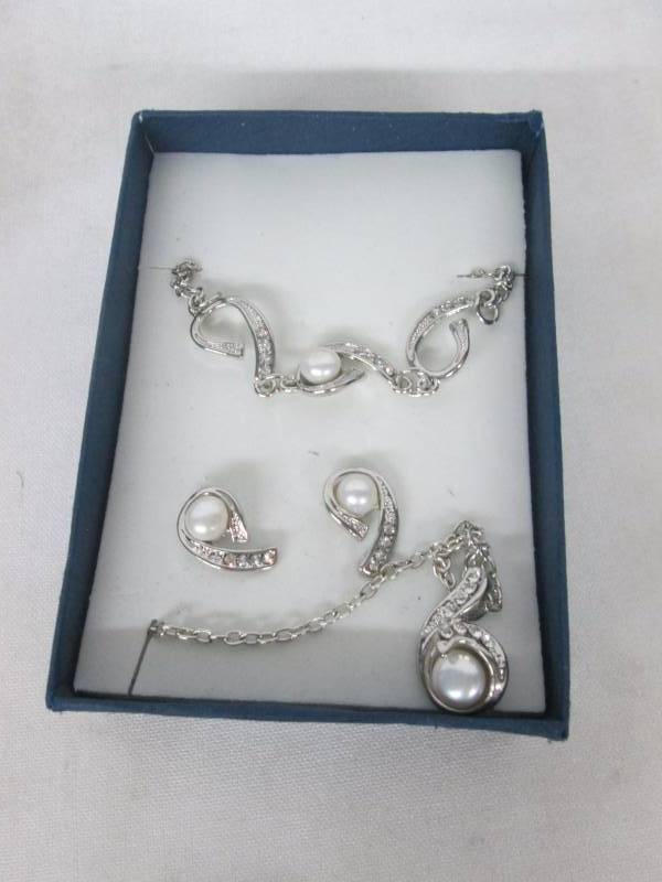 lot 60 image: Pearl Jewelry Box