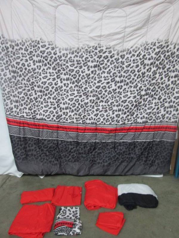 lot 42 image: Alcove Snow Leopard Comforter Set - Queen