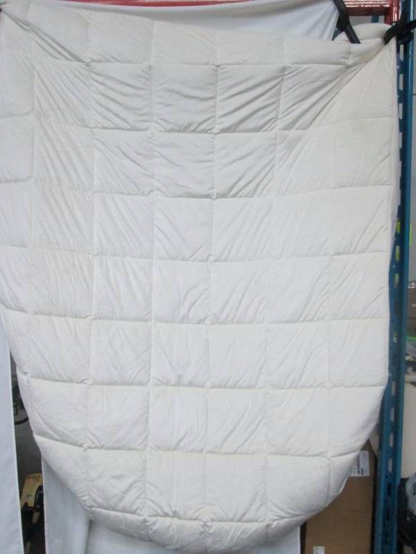 lot 43 image: Microplush Queen Mattress Pad