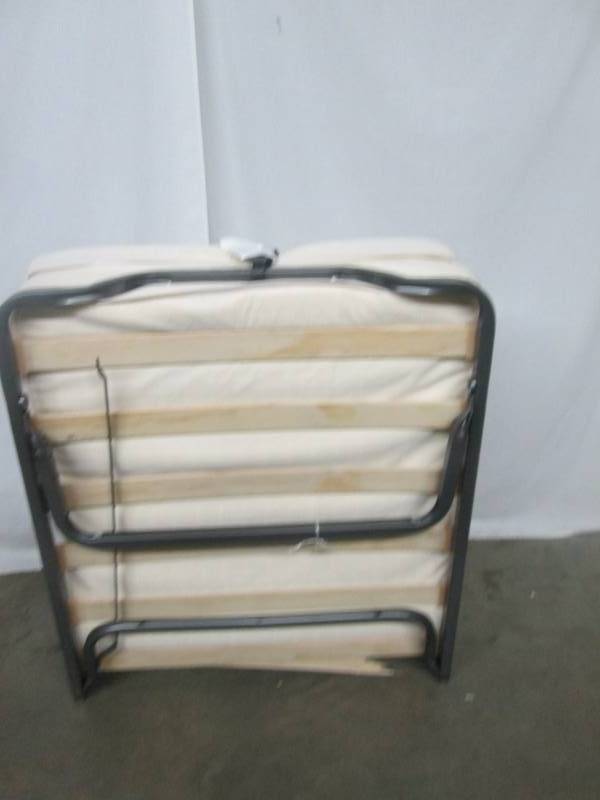 lot 17 image: Luxor Deluxe Folding Rollaway Bed
